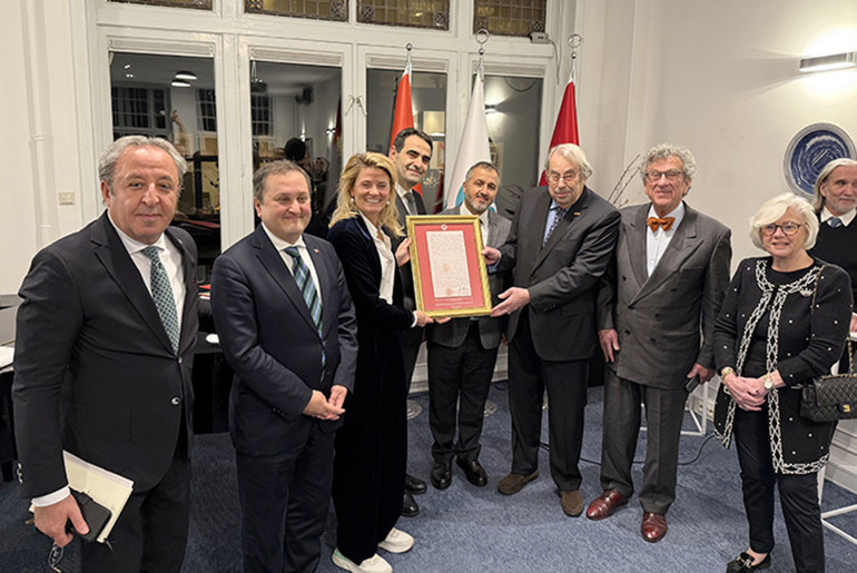 Türk-Hollanda diplomasisinin mirasçısı Testa ailesine tarihi belge takdimi