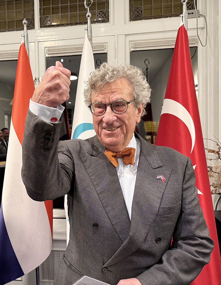 Türk-Hollanda diplomasisinin mirasçısı Testa ailesine tarihi belge takdimi