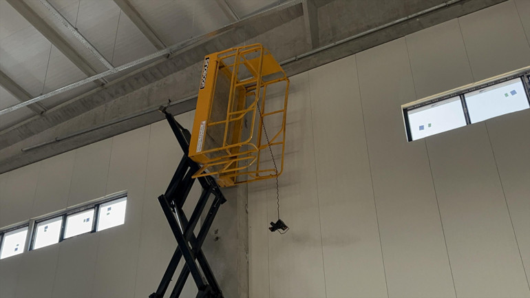 15 metreden düşen inşaat işçisi can verdi