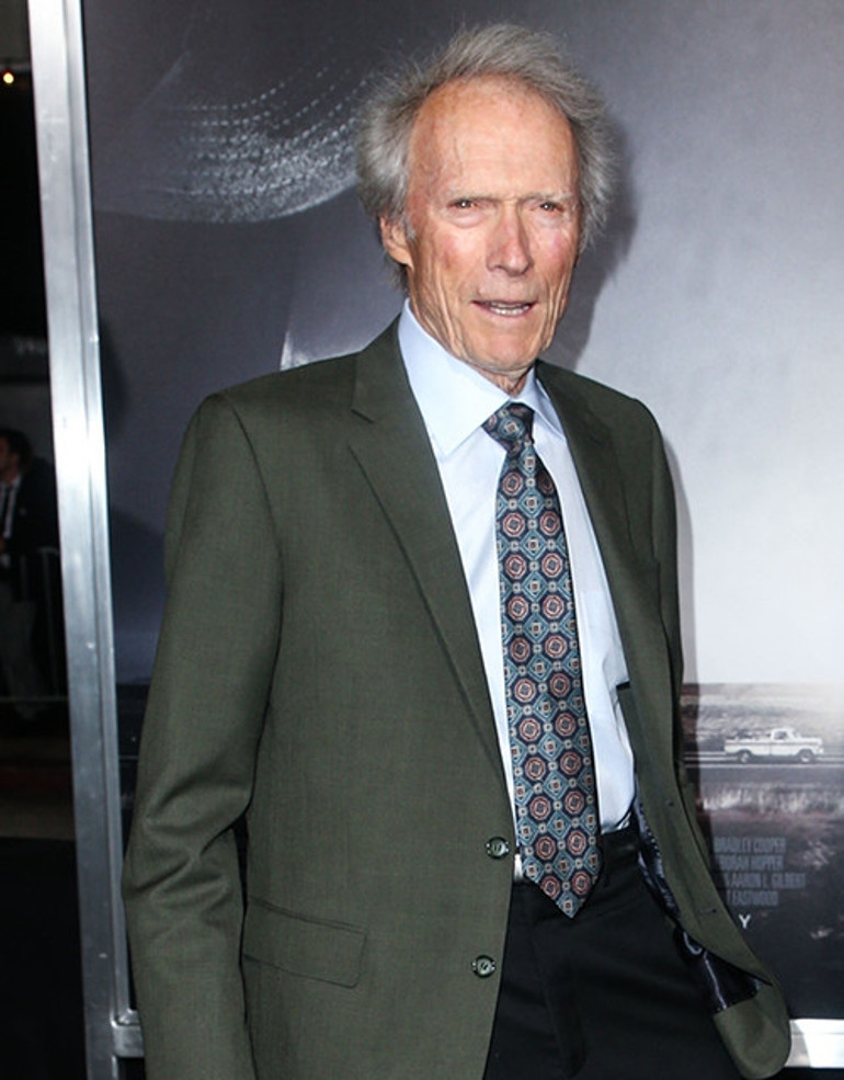 Yaşıtlarına hiç bakmıyor... Dedesi yaşındakilerle sevgili oluyor... Ben onların bilgeliğine tutuluyorum