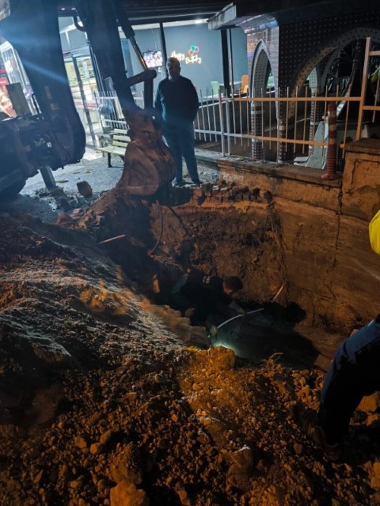 Belediye personeli gibi giyinip meydanda kaçak kazı yaptılar... Nedeni akıl alır gibi değil Emniyet müdür vekili böyle yakaladı