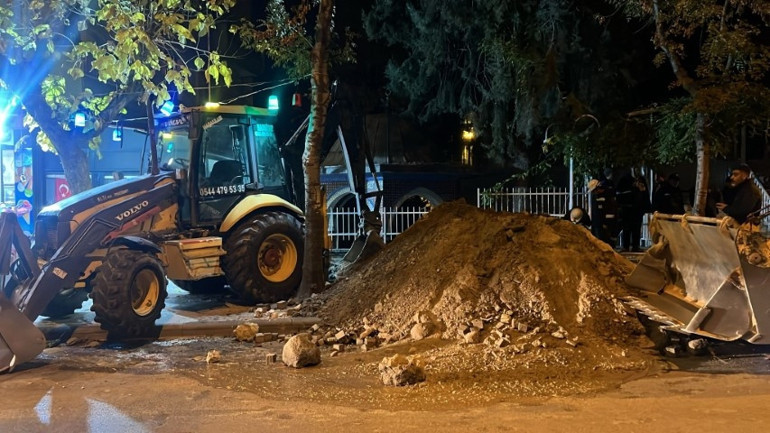 Belediye personeli gibi giyinip meydanda kaçak kazı yaptılar... Nedeni akıl alır gibi değil Emniyet müdür vekili böyle yakaladı