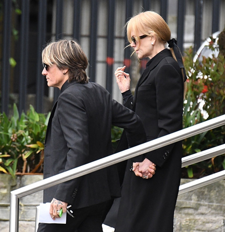 Onu bu hayatta en çok seven iki kişi de yanında yok… Artık her sabah ağlayarak uyanıyor