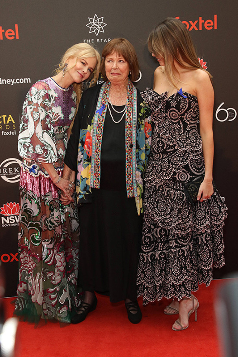 Onu bu hayatta en çok seven iki kişi de yanında yok… Artık her sabah ağlayarak uyanıyor