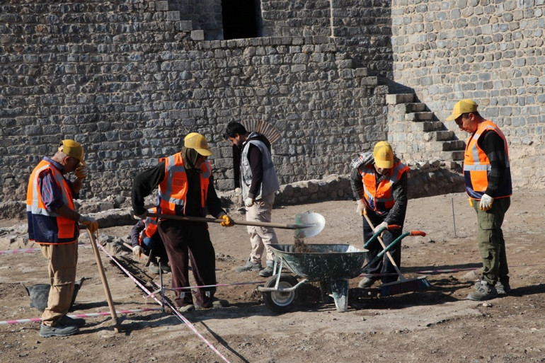 Diyarbakır’da Amida Höyük kazısında, Çanakkale gazisine ait rozet bulundu