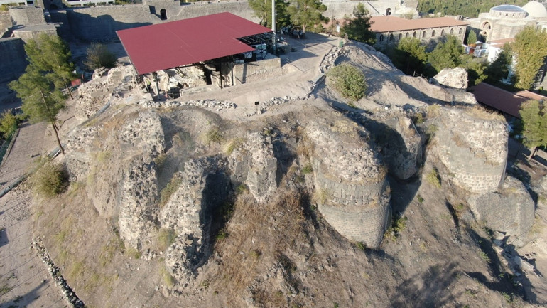 Diyarbakır’da Amida Höyük kazısında, Çanakkale gazisine ait rozet bulundu