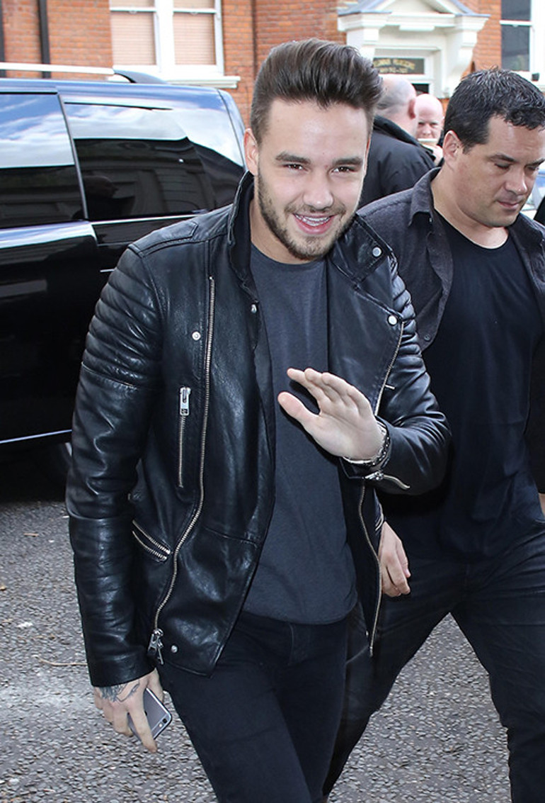 Müzik dünyasının acı günü... Genç yaşında ölen ünlü şarkıcıya son veda