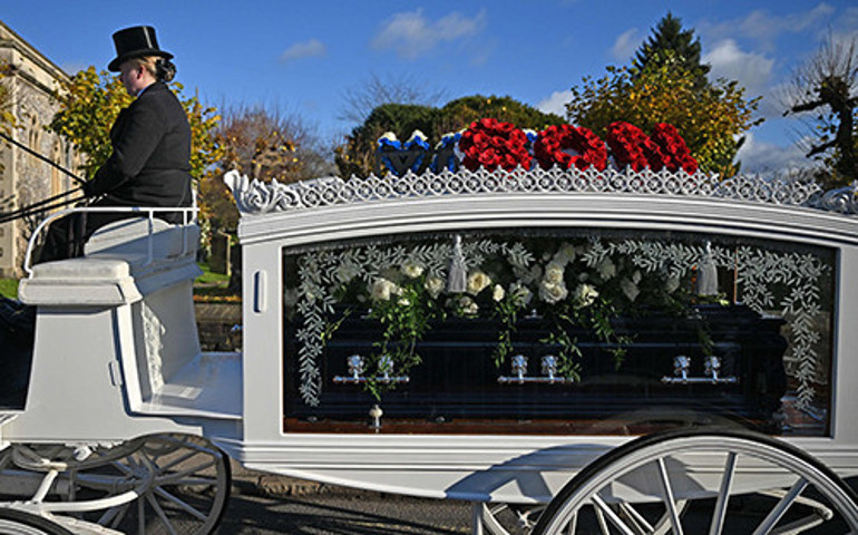 Müzik dünyasının acı günü... Genç yaşında ölen ünlü şarkıcıya son veda