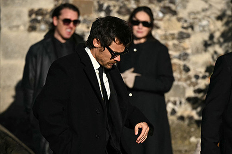 Müzik dünyasının acı günü... Genç yaşında ölen ünlü şarkıcıya son veda