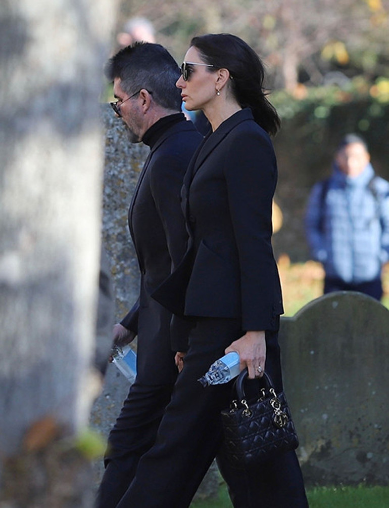 Müzik dünyasının acı günü... Genç yaşında ölen ünlü şarkıcıya son veda