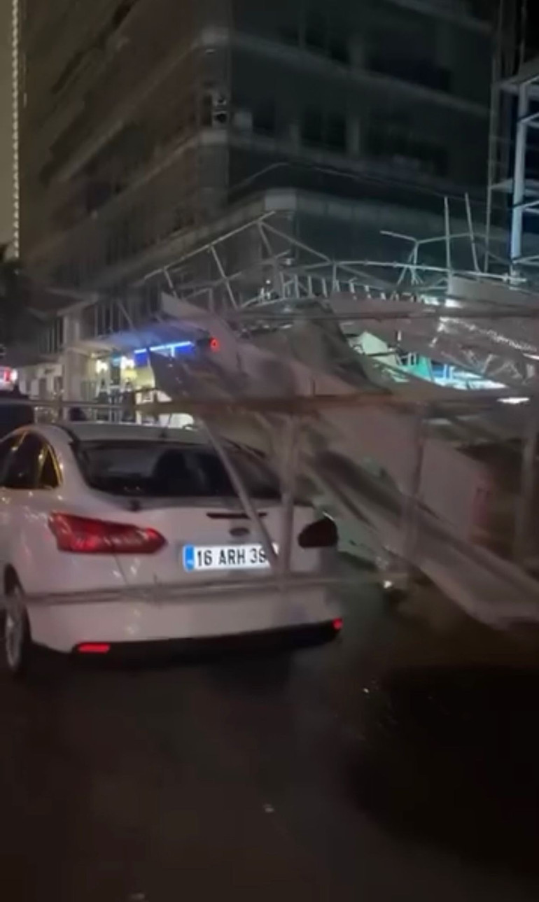 Bursada lodos etkili oldu; ağaçlar, tabelalar ve inşaat iskelesi devrildi