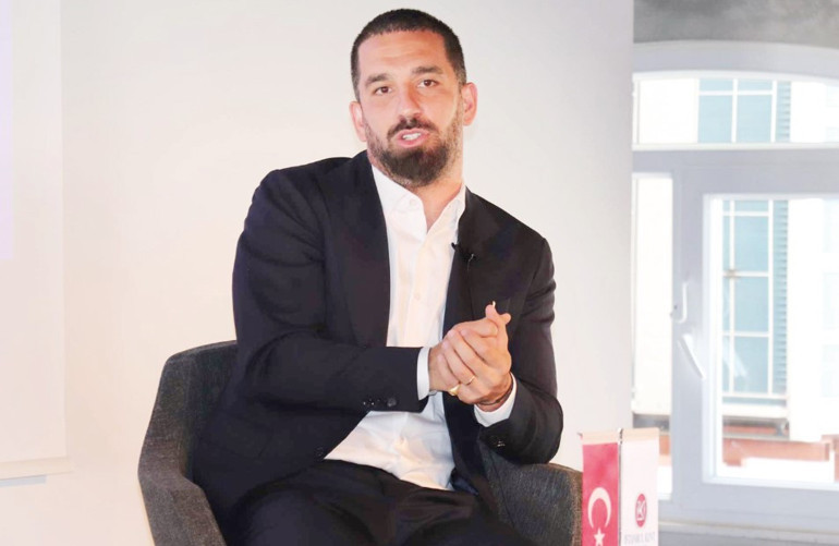 Yeni sevgilisini tanıştırdı