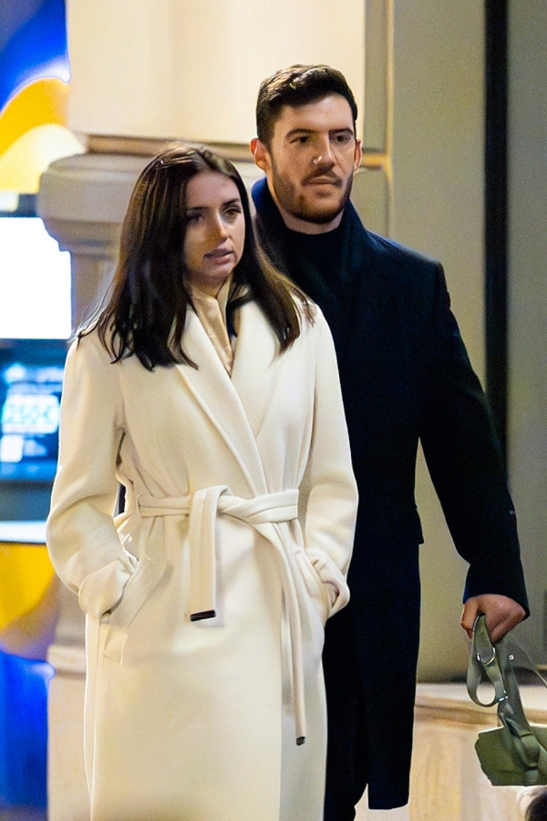 Ünlü oyuncu devlet başkanının oğluyla dudak dudağa yakalandı