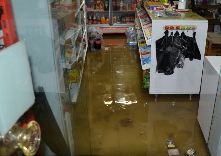 Turuncu alarm verilmişti... Antalyayı sağanak vurdu