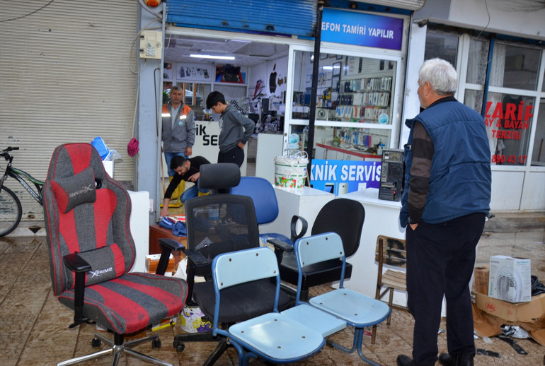 Turuncu alarm verilmişti... Antalyayı sağanak vurdu