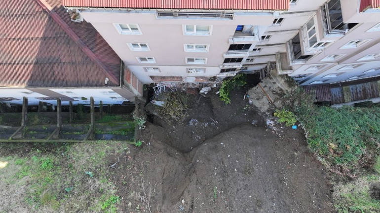 Rizedeki faciada acı detay Heyelandan korkup aldıkları ev oğullarına mezar oldu