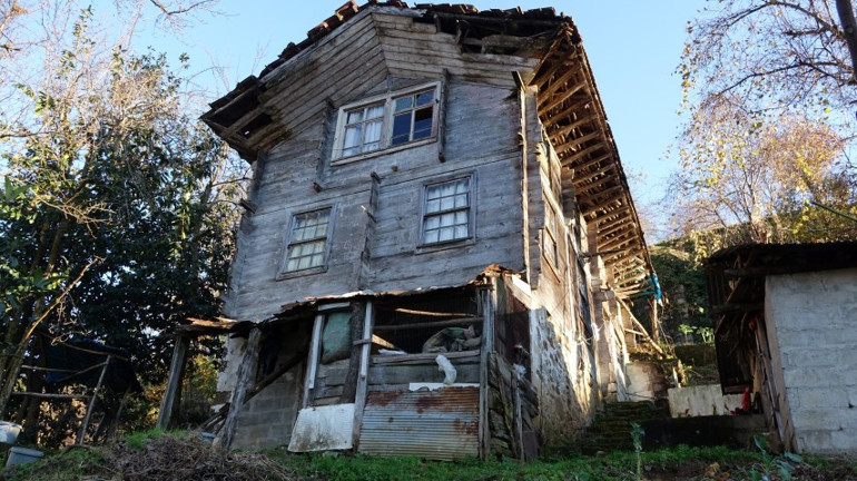 Rizedeki faciada acı detay Heyelandan korkup aldıkları ev oğullarına mezar oldu