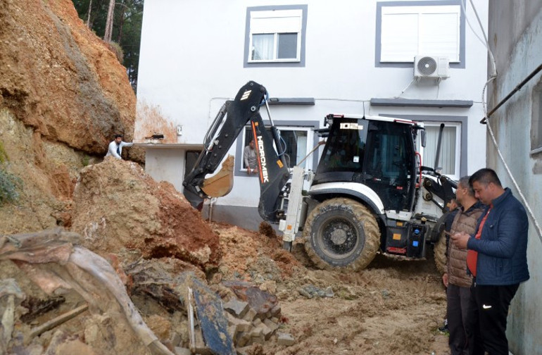 Turuncu alarm verilmişti... Antalyayı sağanak vurdu