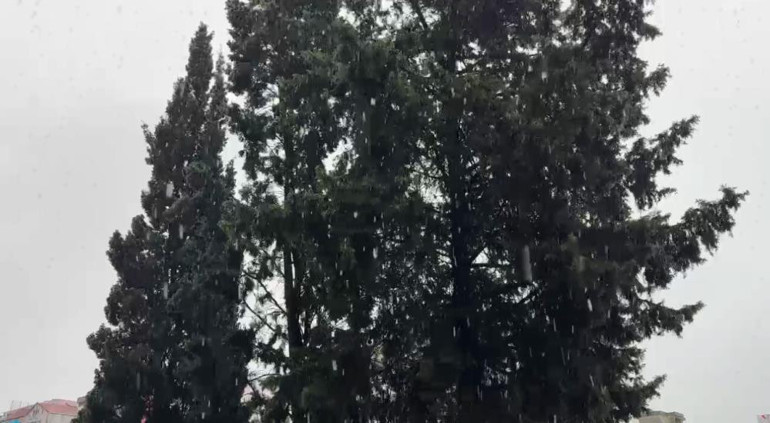 Kar, sağanak, fırtına... Bu illerde yaşayanlar dikkat: Meteorolojiden 44 ile sarı ve turuncu kodlu alarm İstanbulda mevsimin ilk karı düştü