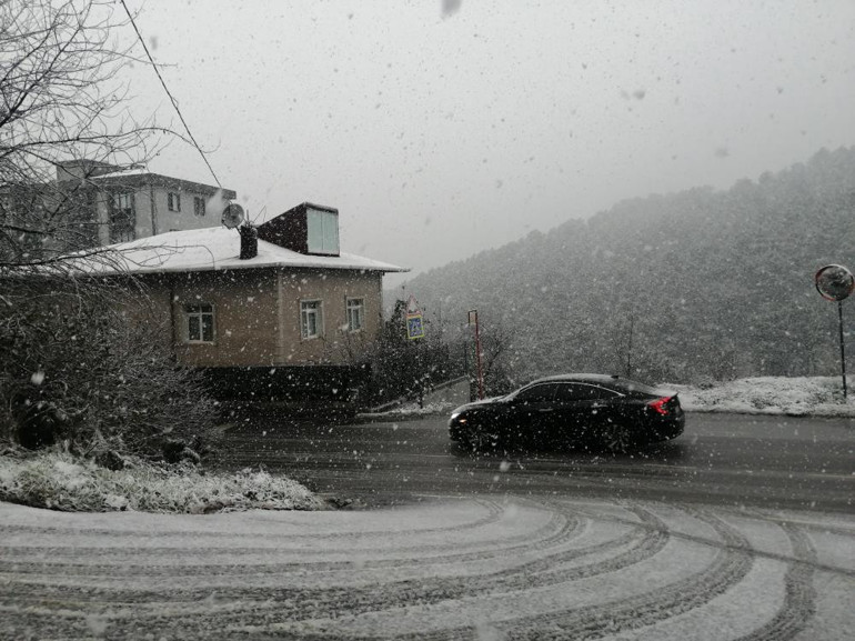 Kar, sağanak, fırtına... Bu illerde yaşayanlar dikkat: Meteorolojiden 44 ile sarı ve turuncu kodlu alarm İstanbulda mevsimin ilk karı düştü