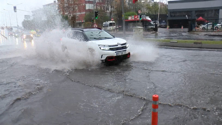 Kar, sağanak, fırtına... Bu illerde yaşayanlar dikkat: Meteorolojiden 44 ile sarı ve turuncu kodlu alarm İstanbulda mevsimin ilk karı düştü