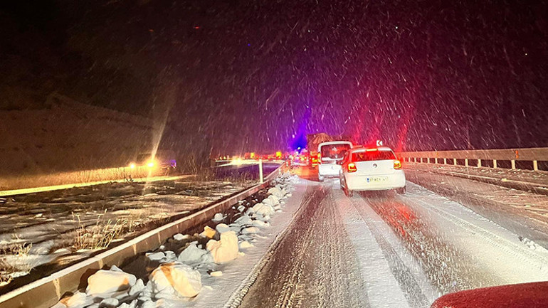Beklenen kar yağışı başladı: Birçok il beyaza büründü... Anadolu Otoyolunda trafik durdu