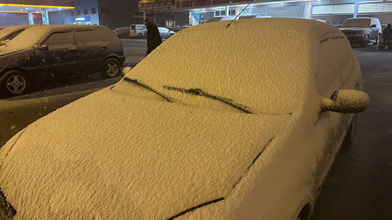 Beklenen kar yağışı başladı: Birçok il beyaza büründü... Anadolu Otoyolunda trafik durdu