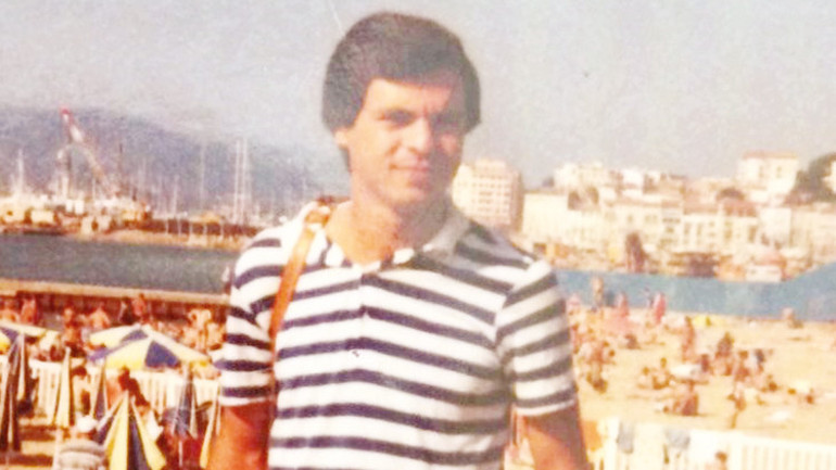 Siyasetin prensi sahnelere geri döndü... Eski Devlet Bakanı Yüksel Yalova, 45 yıl sonra yeniden tiyatroda