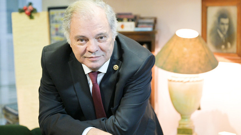 Siyasetin prensi sahnelere geri döndü... Eski Devlet Bakanı Yüksel Yalova, 45 yıl sonra yeniden tiyatroda