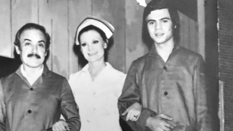 Siyasetin prensi sahnelere geri döndü... Eski Devlet Bakanı Yüksel Yalova, 45 yıl sonra yeniden tiyatroda