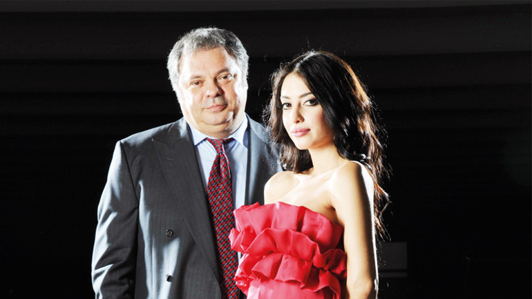 Siyasetin prensi sahnelere geri döndü... Eski Devlet Bakanı Yüksel Yalova, 45 yıl sonra yeniden tiyatroda