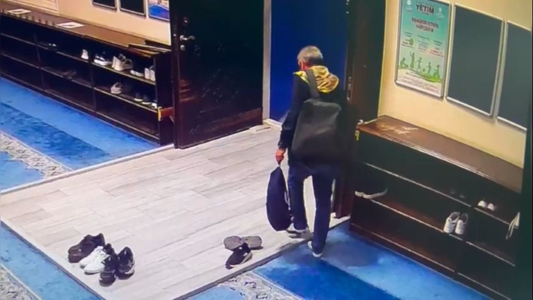 Namaz kılıyormuş gibi yapıp cemaati soydu: Camideki hırsız suçüstü yakalandı