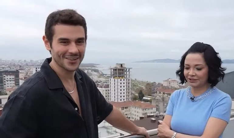 Ünlü türkücü iki ayrı evde yaşıyor Mardinde tarih kokan konak...