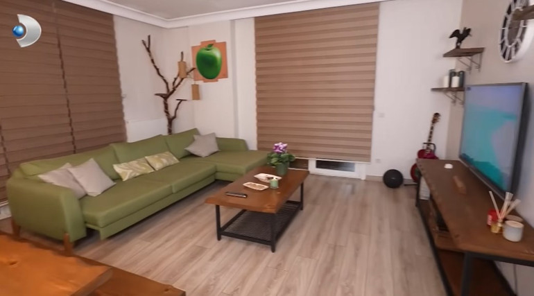 Ünlü türkücü iki ayrı evde yaşıyor Mardinde tarih kokan konak...