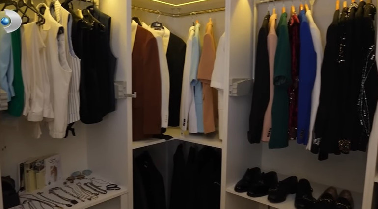 Ünlü türkücü iki ayrı evde yaşıyor Mardinde tarih kokan konak...