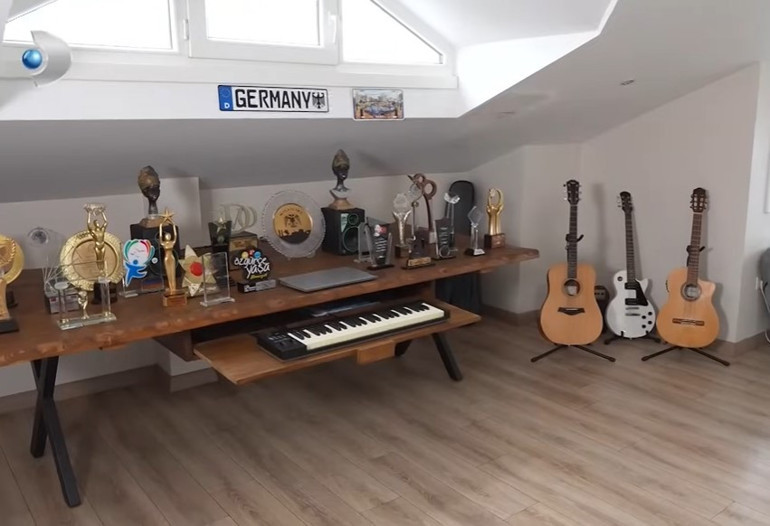 Ünlü türkücü iki ayrı evde yaşıyor Mardinde tarih kokan konak...