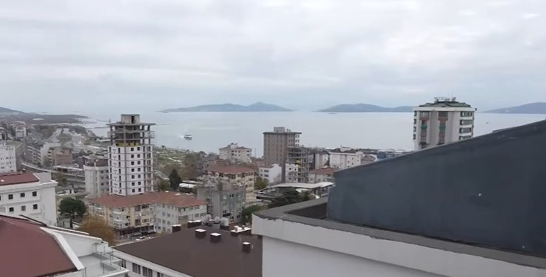 Ünlü türkücü iki ayrı evde yaşıyor Mardinde tarih kokan konak...