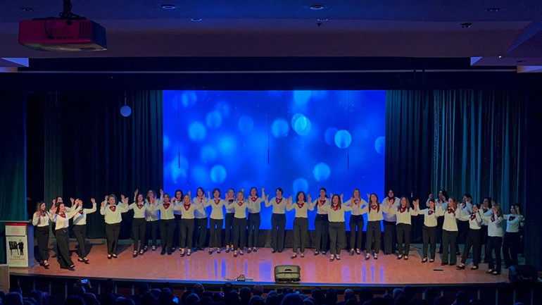 Öğretmenlerin zeybek gösterisi büyük beğeni aldı