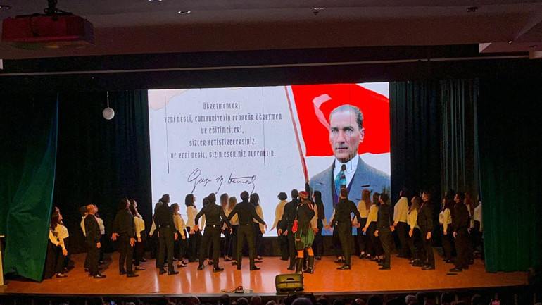 Öğretmenlerin zeybek gösterisi büyük beğeni aldı