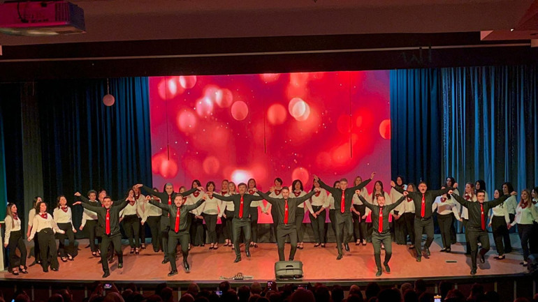 Öğretmenlerin zeybek gösterisi büyük beğeni aldı