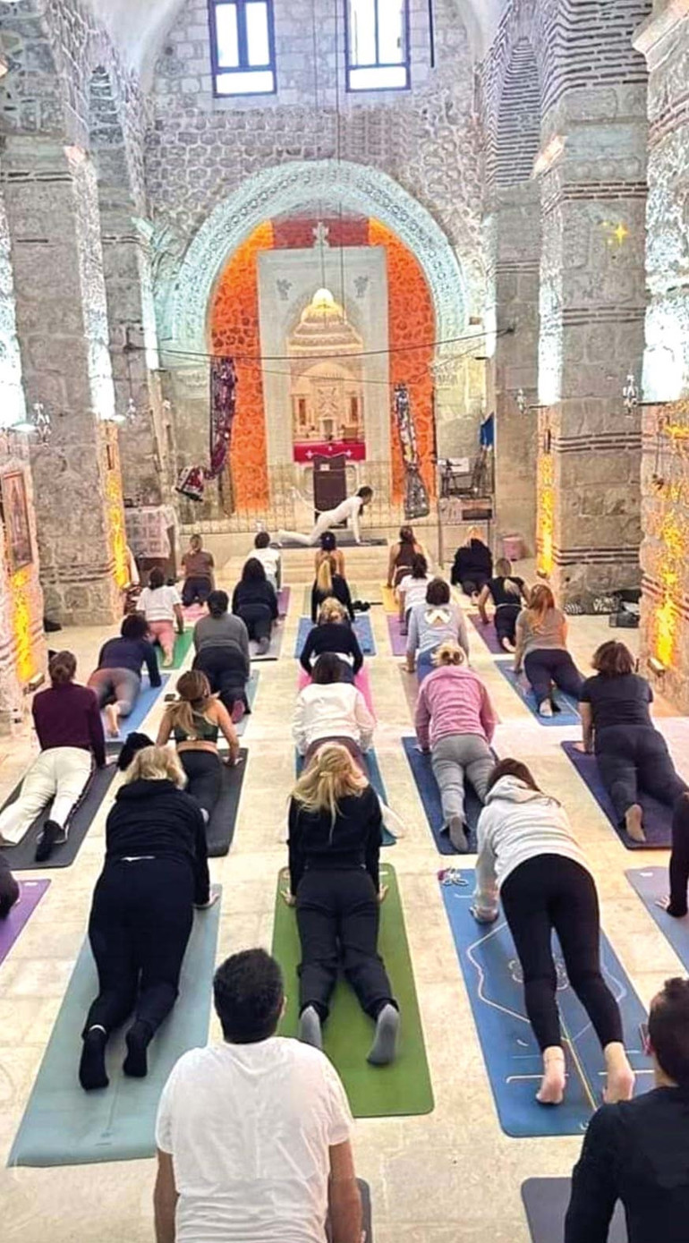 Kilisede yoga büyük tepki çekti