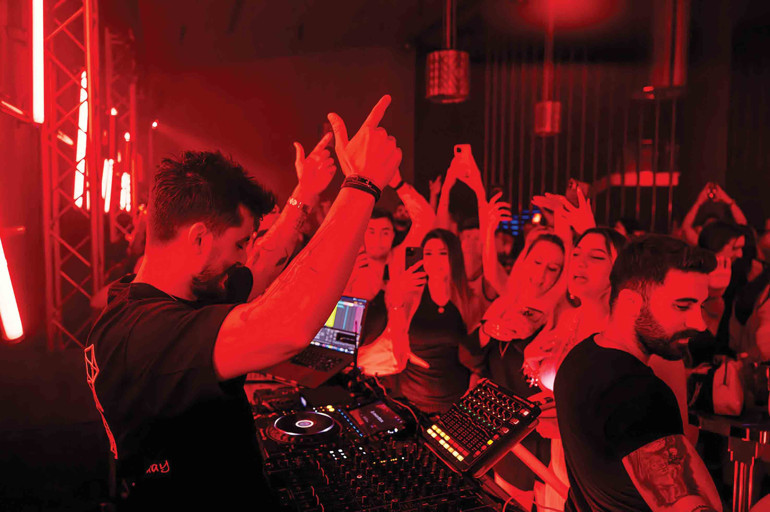 Sahilde eğlence bitmiyor... Azıcık göbek atalım, farklı lezzetleri tadalım