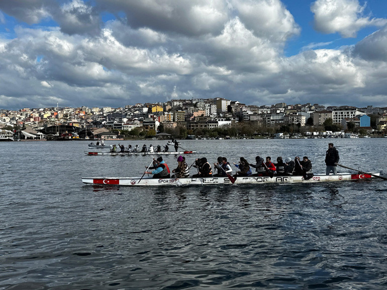 İki yakanın öğretmenleri Haliç’te yarıştı