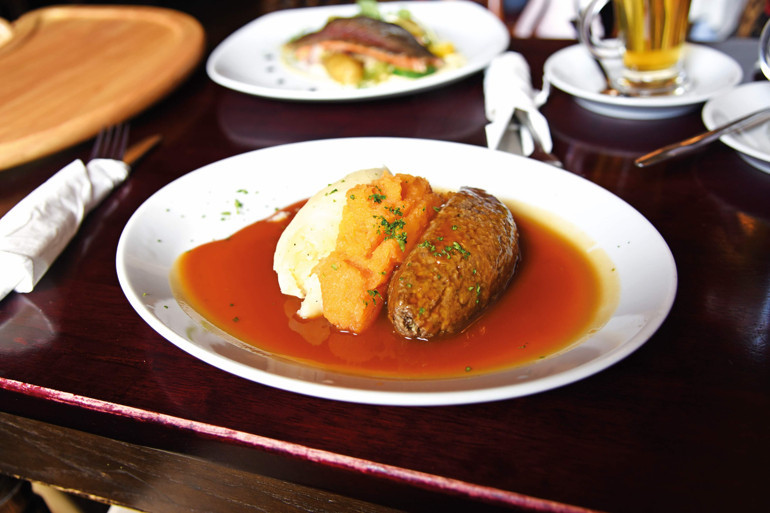 Tarihi film karelerinden fırlamış gibi: Unicorn evcilleştiren kralların ülkesinde...