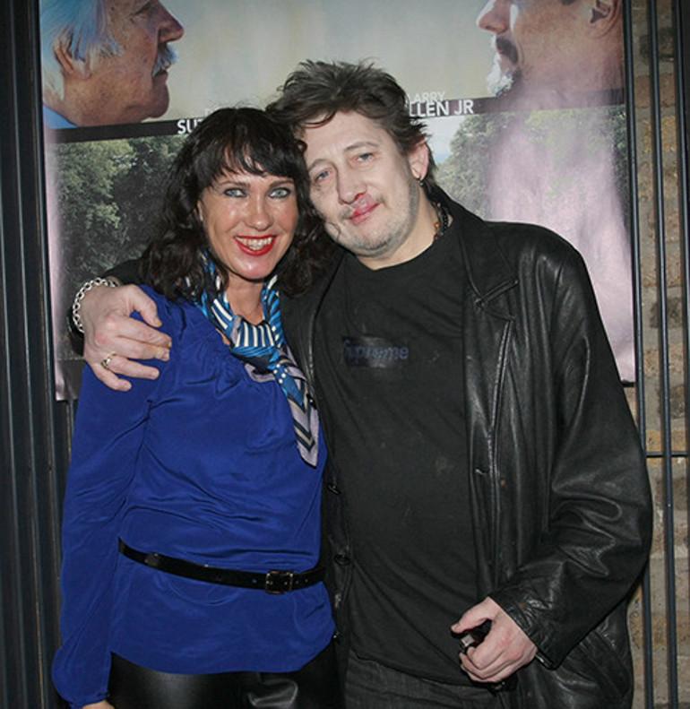 Tabutuna sarılıp gülerek toprağa vermişti... Kocamı çok özledim... Yatağımdan çıkmadan hep ağlıyorum