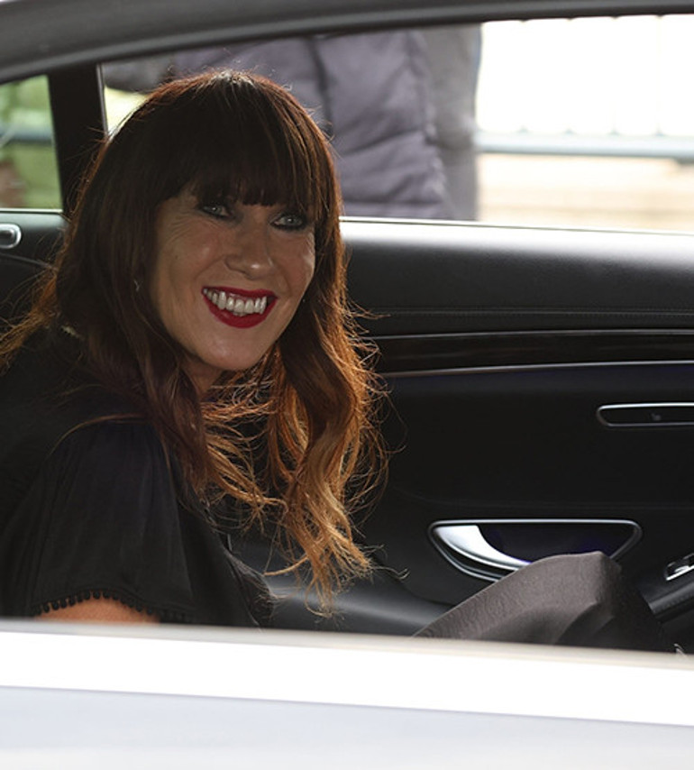 Tabutuna sarılıp gülerek toprağa vermişti... Kocamı çok özledim... Yatağımdan çıkmadan hep ağlıyorum