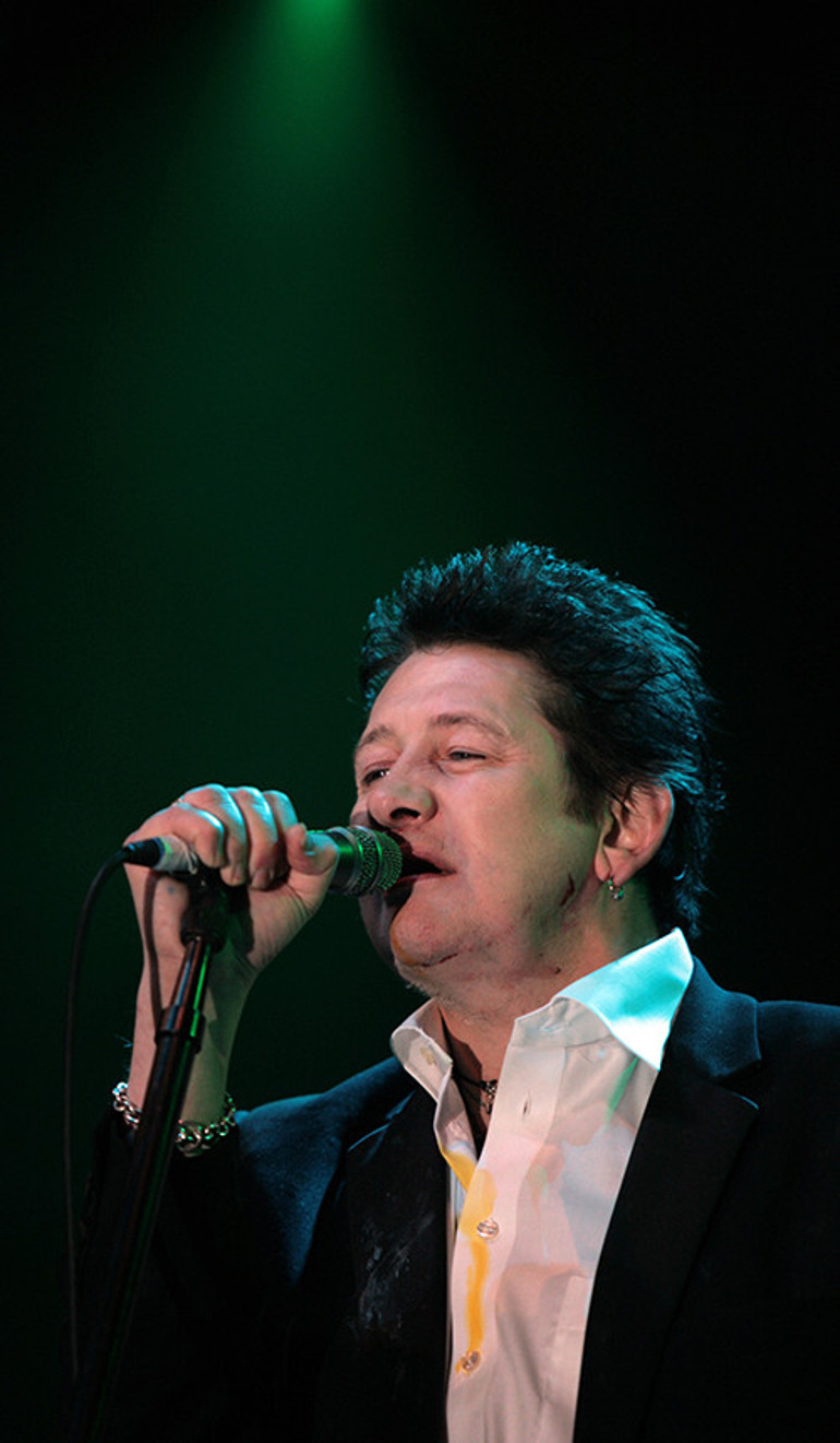 Tabutuna sarılıp gülerek toprağa vermişti... Kocamı çok özledim... Yatağımdan çıkmadan hep ağlıyorum