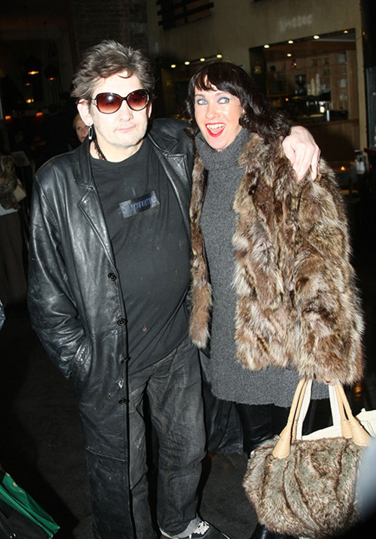 Tabutuna sarılıp gülerek toprağa vermişti... Kocamı çok özledim... Yatağımdan çıkmadan hep ağlıyorum