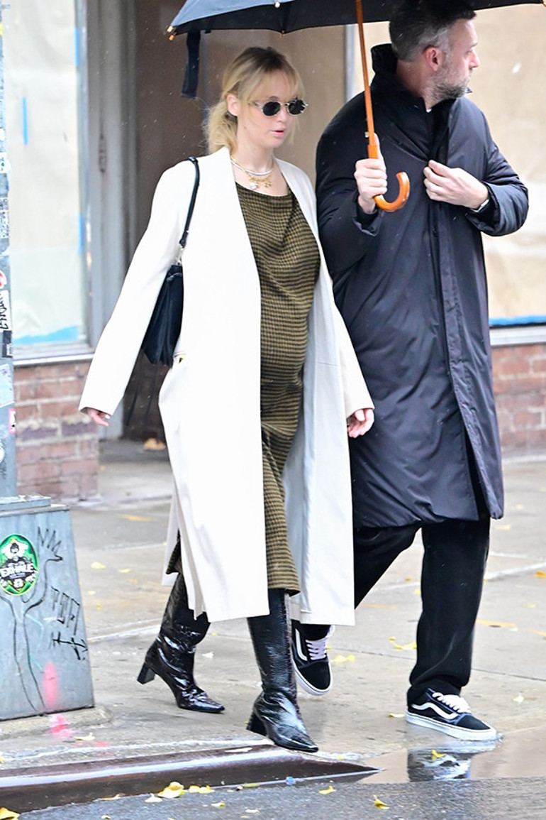 Hamile karısının üstüne titriyor… ‘Gel sevgilim ıslanma’