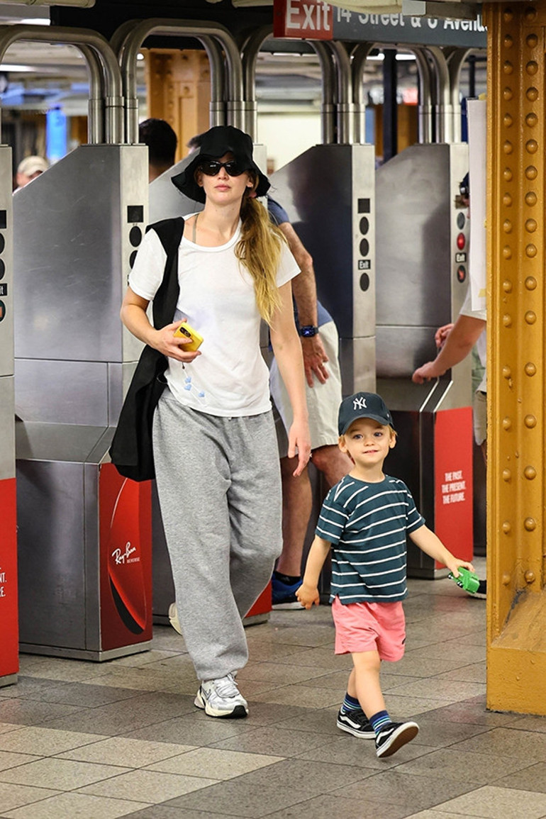 Hamile karısının üstüne titriyor… ‘Gel sevgilim ıslanma’